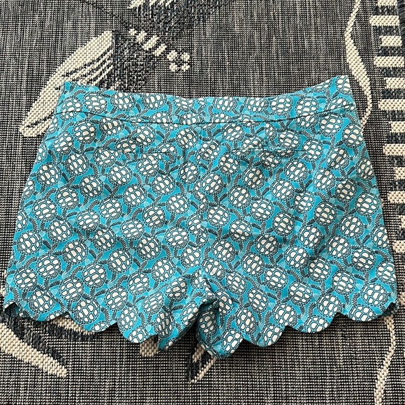 Crown & Ivy Short with Turtle Print Scalloped Hem Size 8 Like NEW condition - Picture 3 of 4
